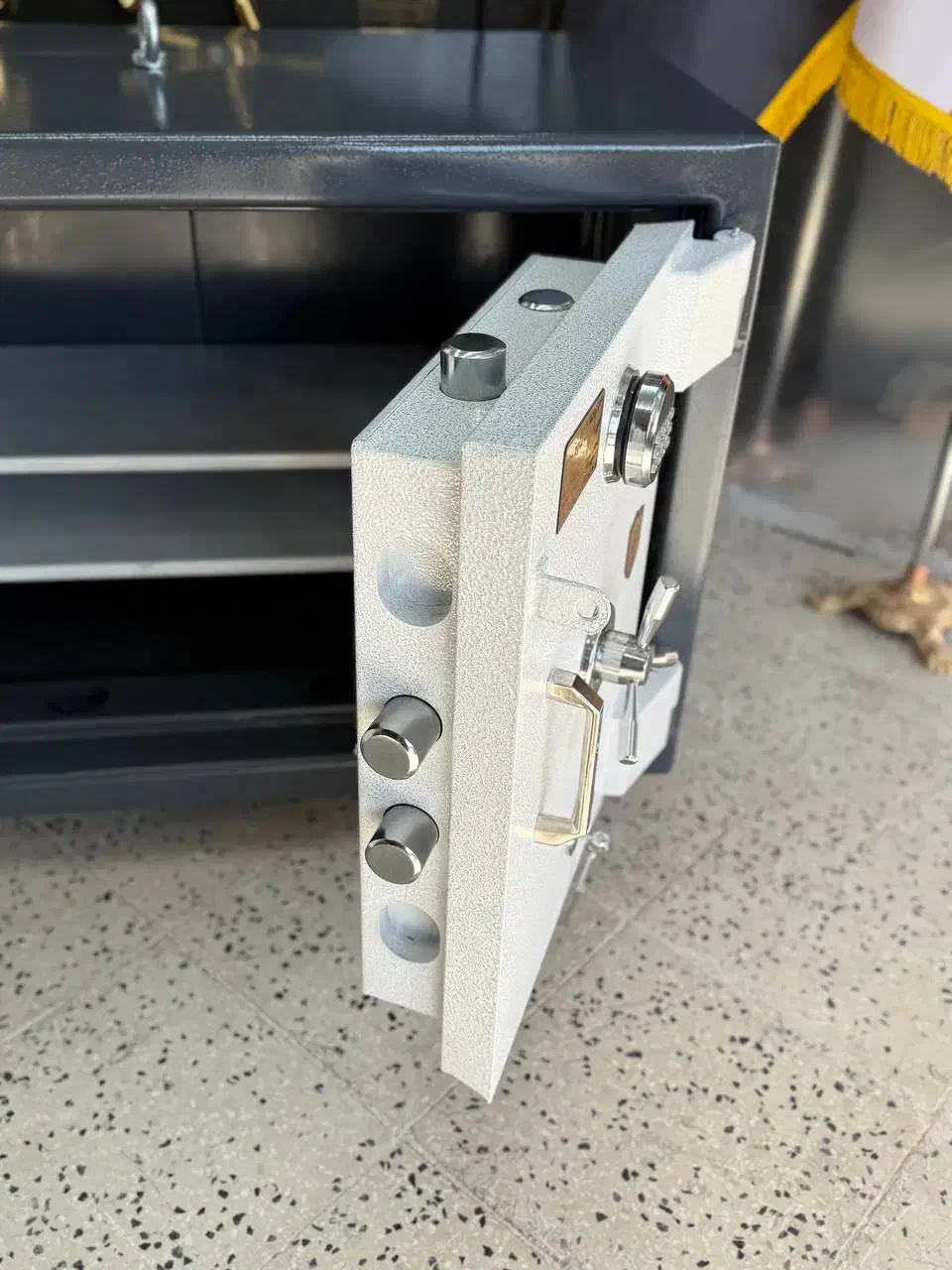 گاوصندوق زیرویترینی با رمز دیجیتال غیر قابل هک|ابزارآلات|کاشان, دروازه فین|دیوار