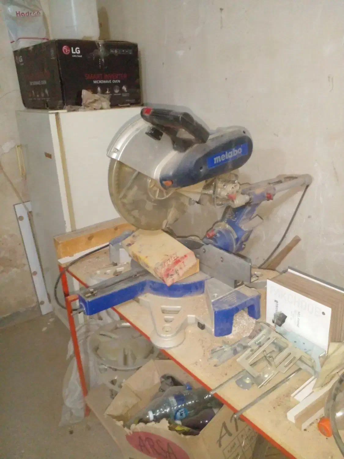 فارسی بر متابو|ابزارآلات|مسجد سلیمان, |دیوار