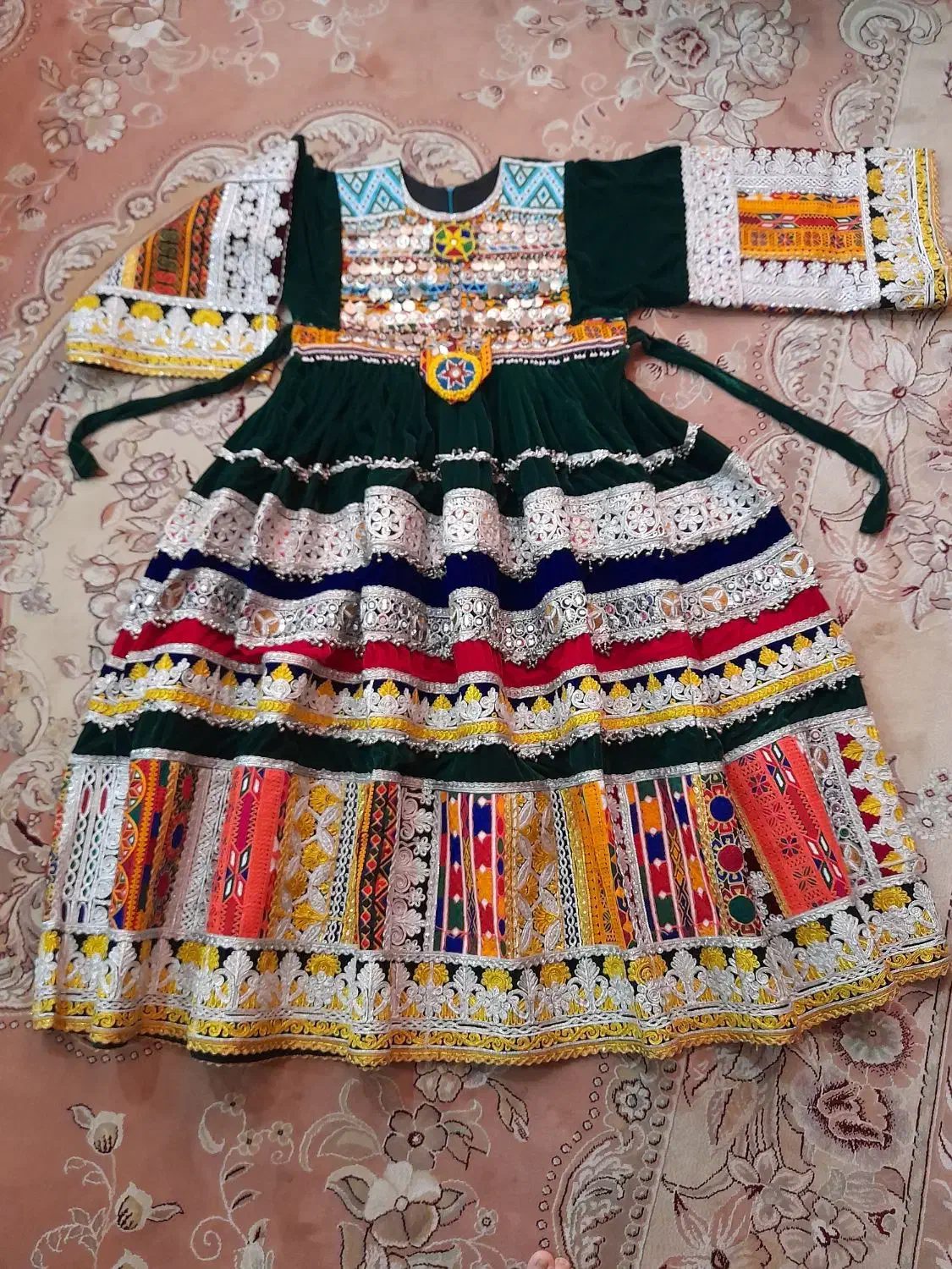 لباس گند افغانستانی|لباس|قم, نیروگاه|دیوار