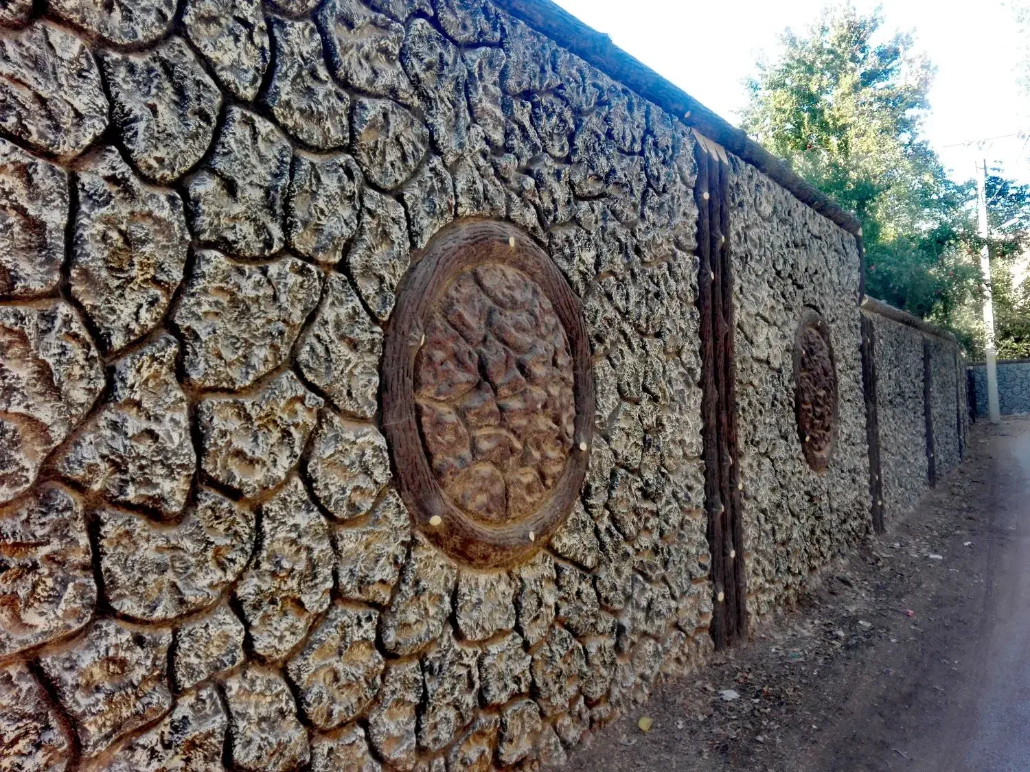 سیمانکاری محوطه‌سازی حرفه‌ای طرح سنگ چوب نما رومی|خدمات پیشه و مهارت|شیراز, مسلم|دیوار