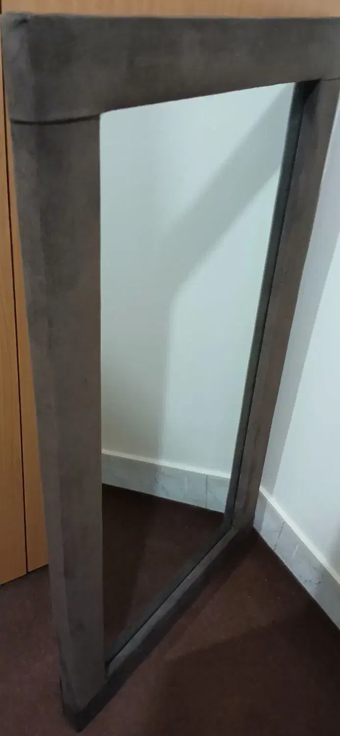 آینه با قاب مخملی|آینه|شاهینشهر, عطار|دیوار