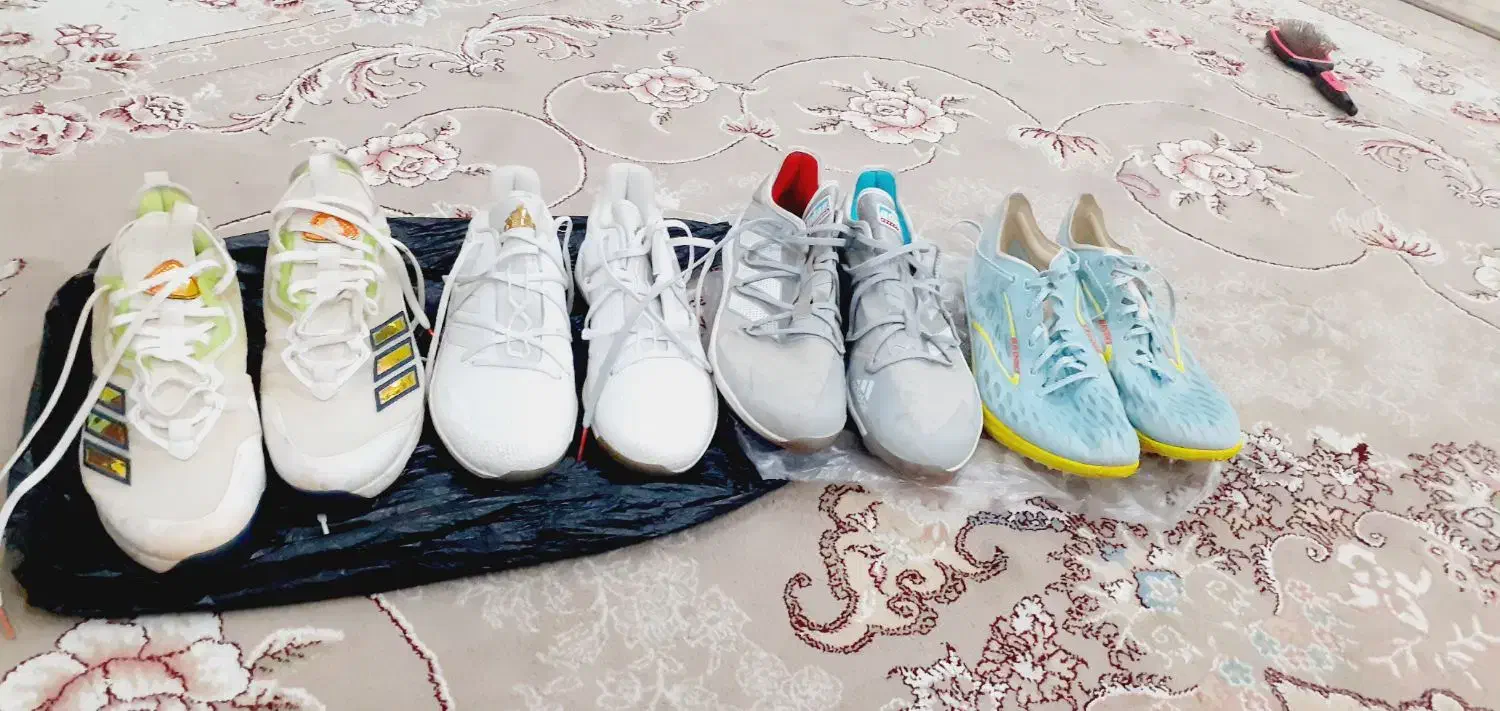 فروش چند جفت کفش فوتبال روی چمن مارک دار اصل|تجهیزات ورزشی|مریوان, |دیوار