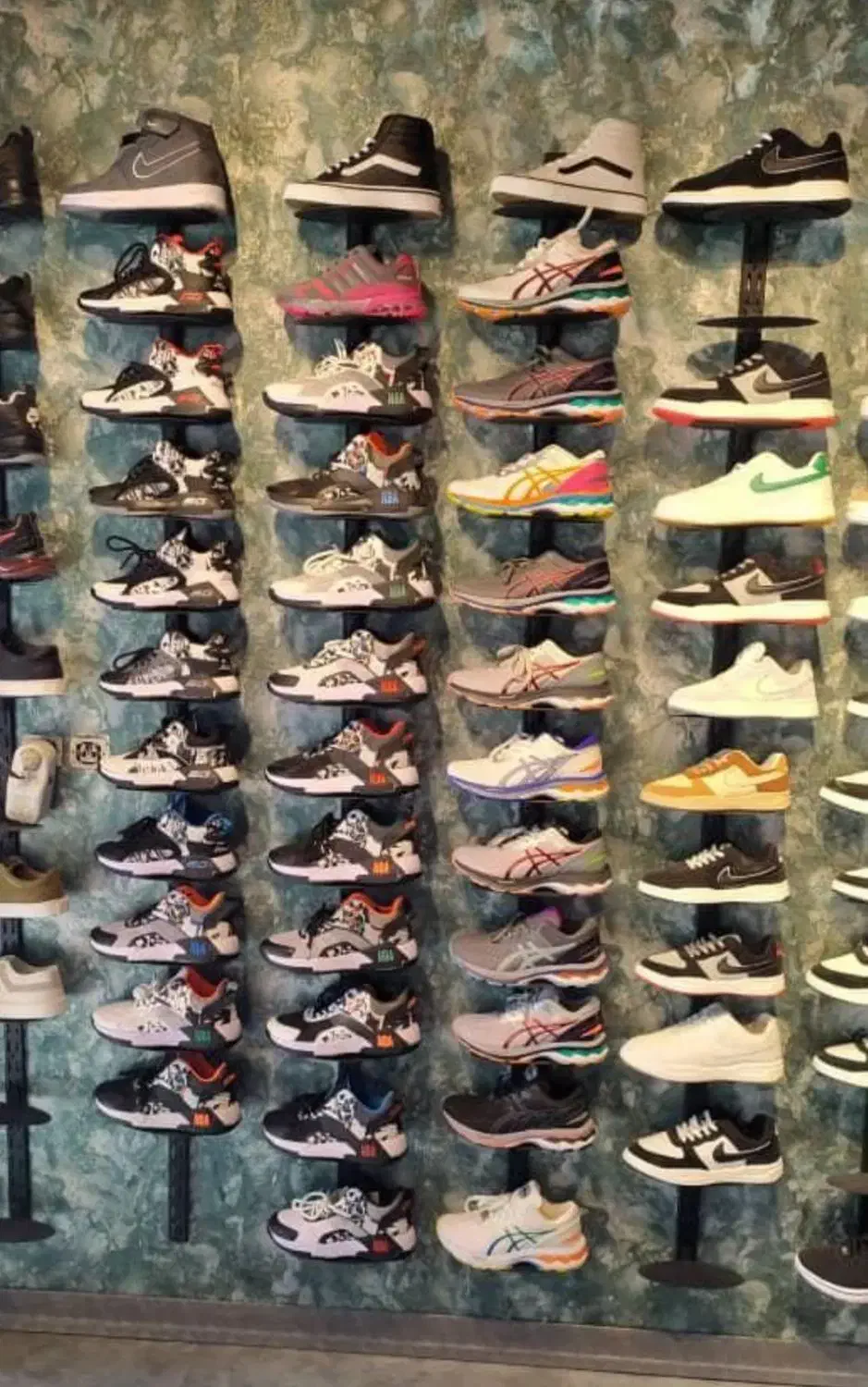 رگال کفش کتونی ویترین|فروشگاه و مغازه|مشهد, انقلاب|دیوار