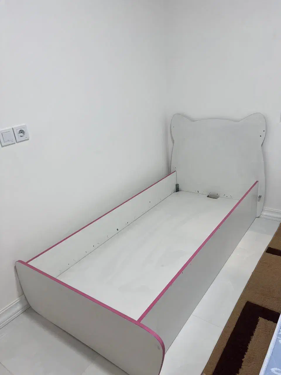 تخت نوجوان به همراه تشک و پاتختی|تخت و سرویس خواب|بندر ماهشهر, |دیوار