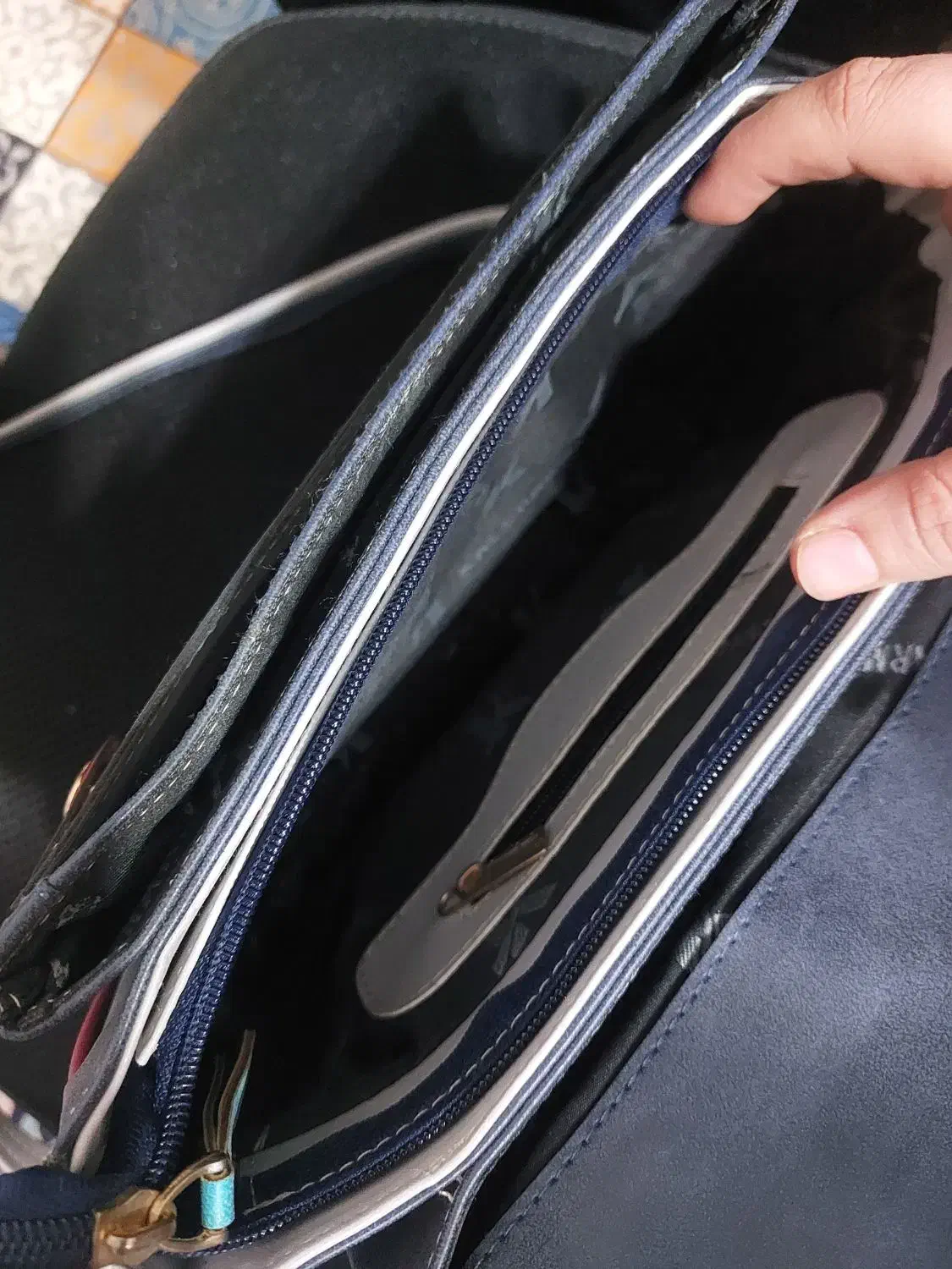 کیف دوشی بسیار جادار چرمی تضمینی|کیف، کفش، کمربند|ساری, |دیوار