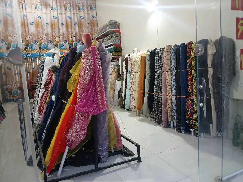 پارچه سرای کوروش|لباس|شیراز, ماه فیروزان|دیوار