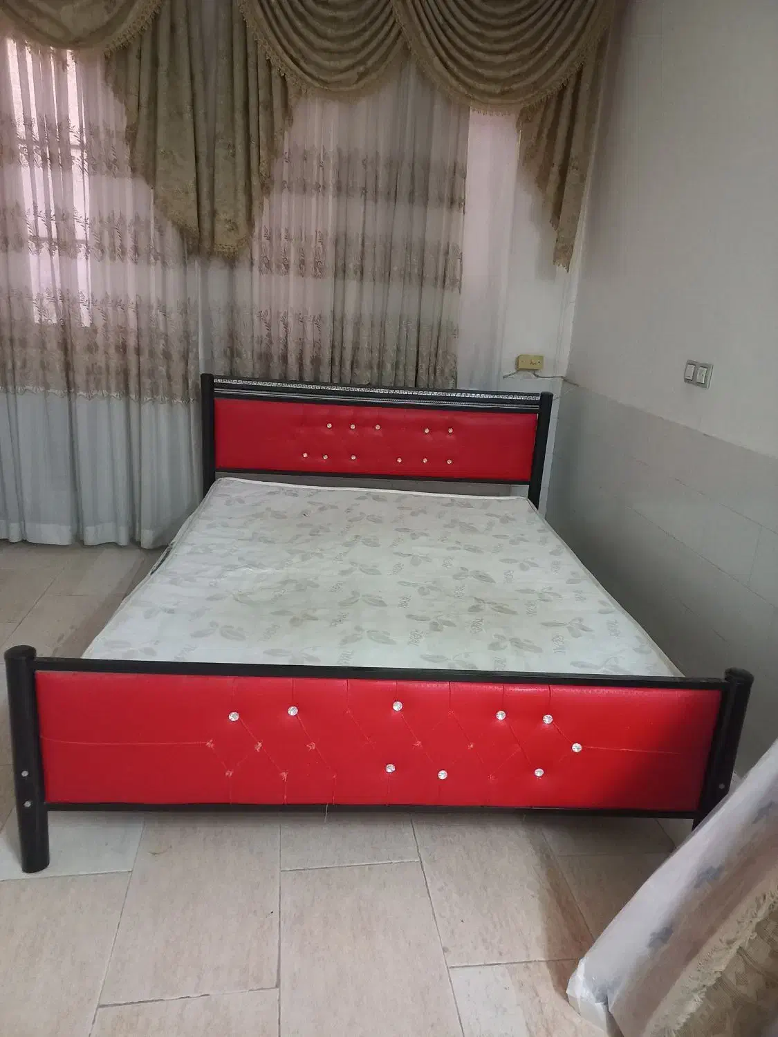 تختخواب دو نفره|تخت و سرویس خواب|کاشان, امیرکبیر|دیوار