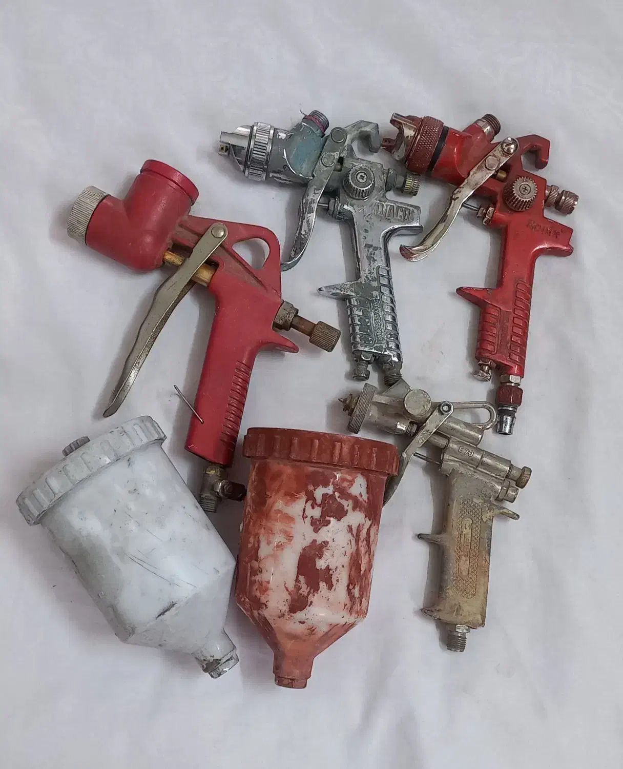 چهار عدد پیستوله و شش صفحه کاشی بر|ابزارآلات|آباده, |دیوار