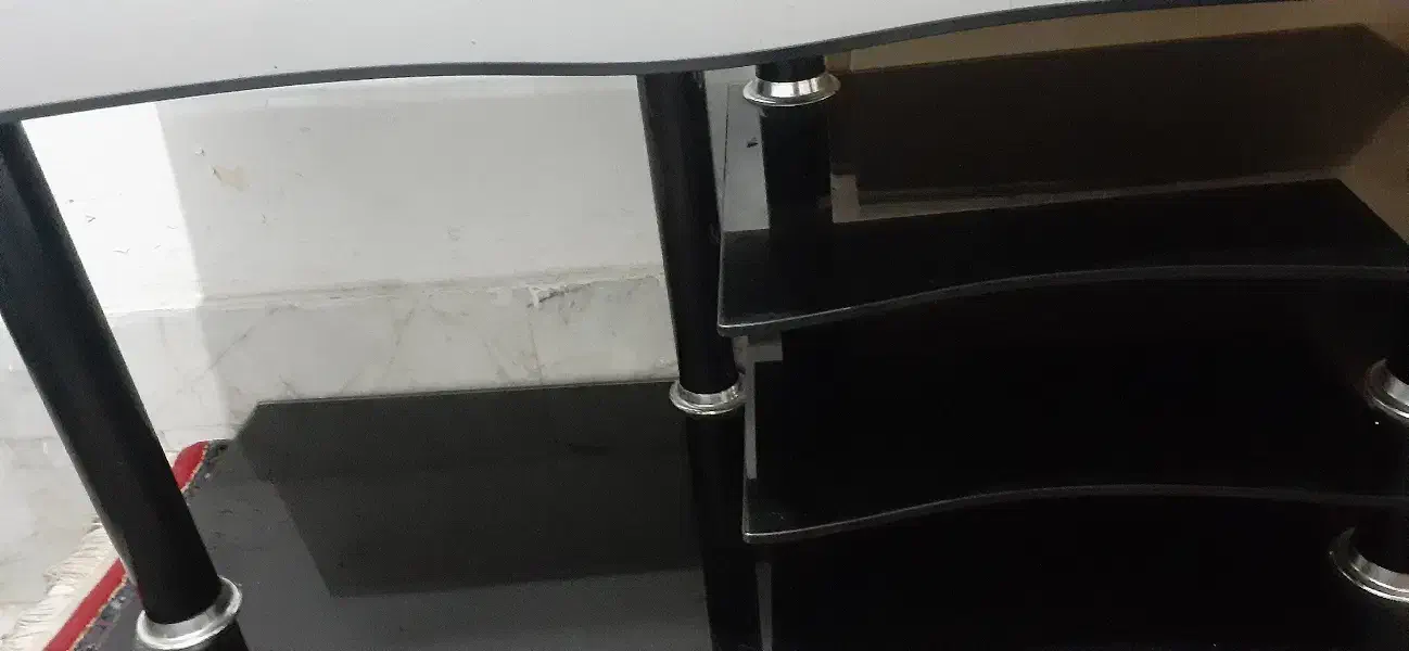 تلویزیون کارکرده و میزتلویزیون درحد نو فروش فوری|میز تلویزیون|رشت, باهنر|دیوار