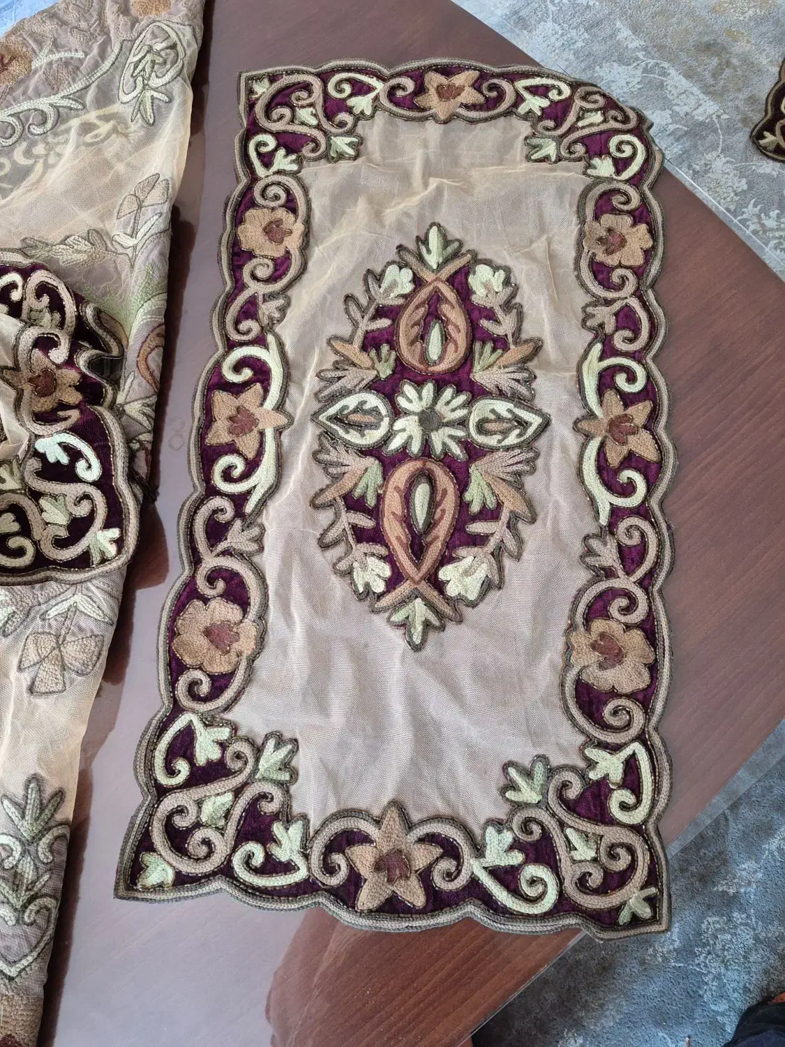 ست رومیزی سوزن دوزی|پرده، رانر، رومیزی|شیراز, قصرالدشت|دیوار