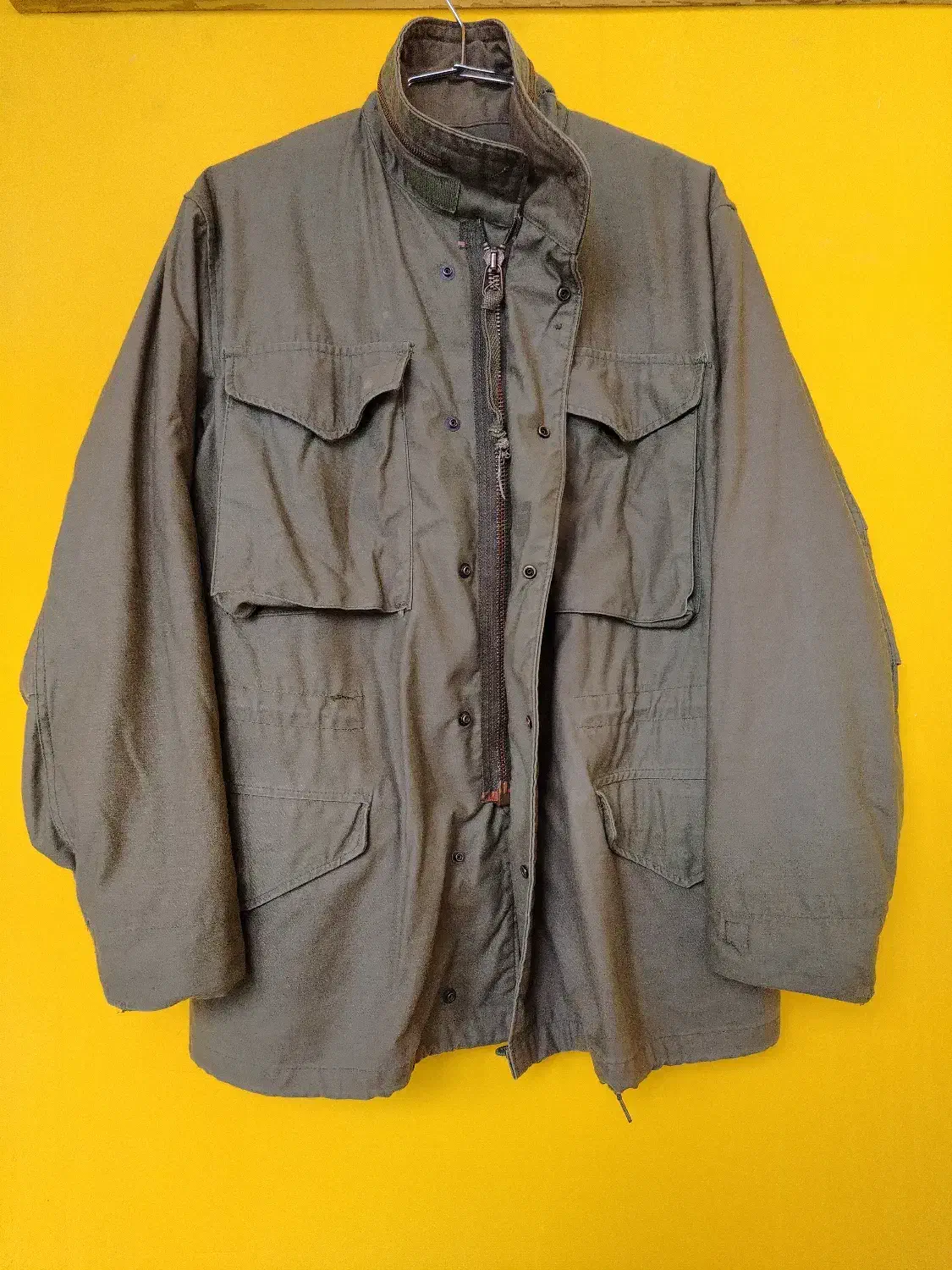 اورکت پیراهن و شلوار آمریکایی|لباس|رشت, گلباغ نماز|دیوار