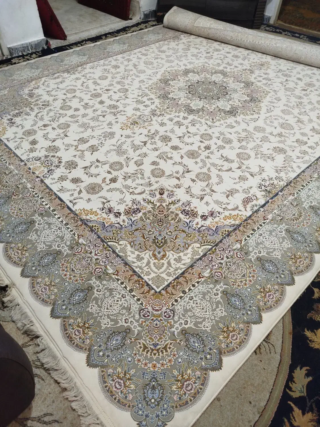 قالی ۱۲ متری تراکم ۳۶۰۰ نو هنوز باز نشده|فرش|نجف‌آباد, ویلاشهر|دیوار