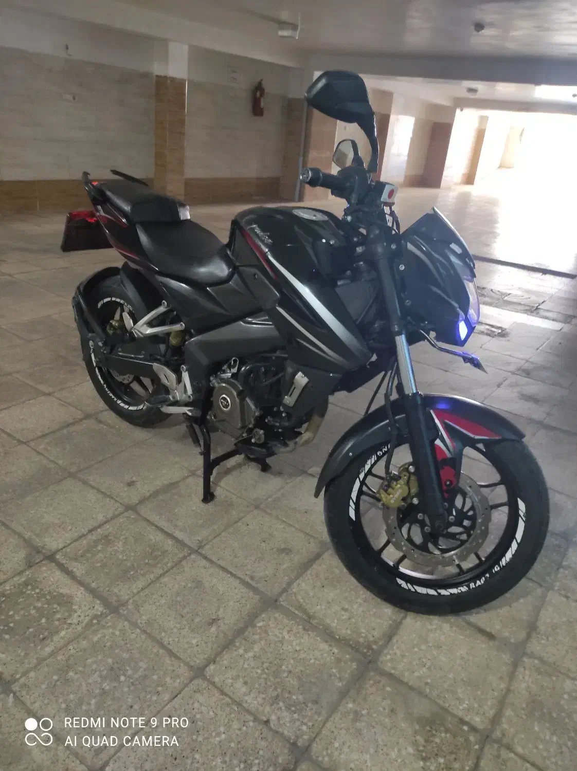 Ns200|موتورسیکلت|رباط‌کریم, رباط‌کریم|دیوار