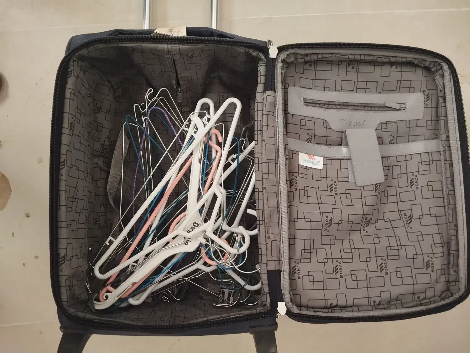 چمدان مسافرتی برزنتی|کیف، کفش، کمربند|صدرا-فارس, فاز ۲|دیوار