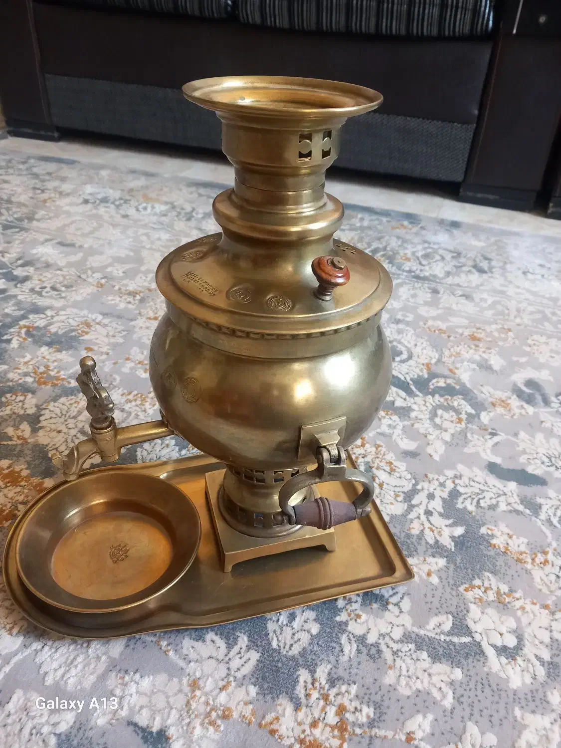 سماور ذغالی برنجی|کلکسیون اشیاء عتیقه|چهارباغ, |دیوار