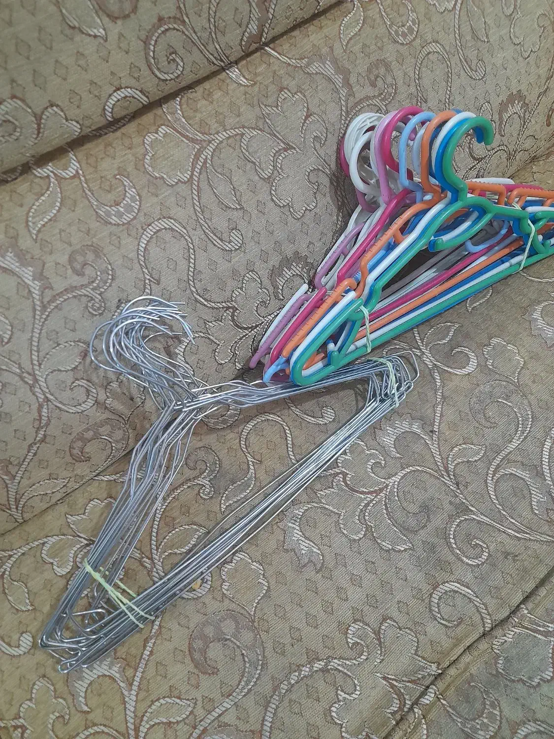 فروش چوب لباسی فلزی و پلاستیکی|بندرخت و رخت‌آویز|خرم‌آباد, |دیوار