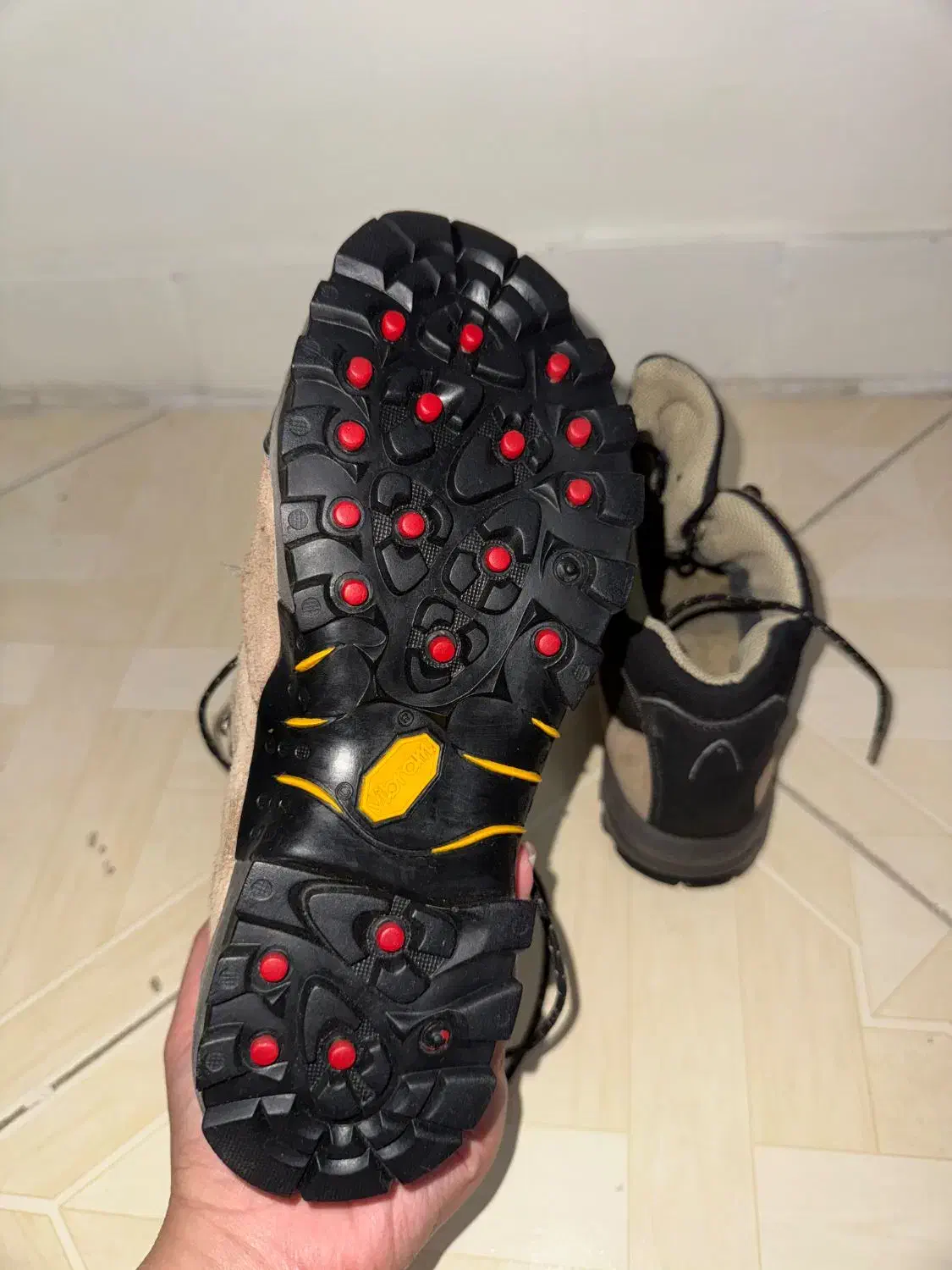 بوت کوهنوردی|کیف، کفش، کمربند|تهران, نیروی هوایی (پیروزی)|دیوار