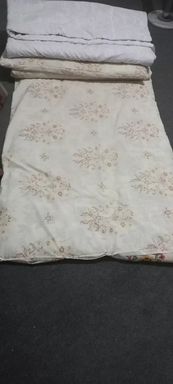 تشک و لحاف و پتو.                 ۱،۵۰۰،۰۰۰|رختخواب، بالش، پتو|بروجرد, |دیوار