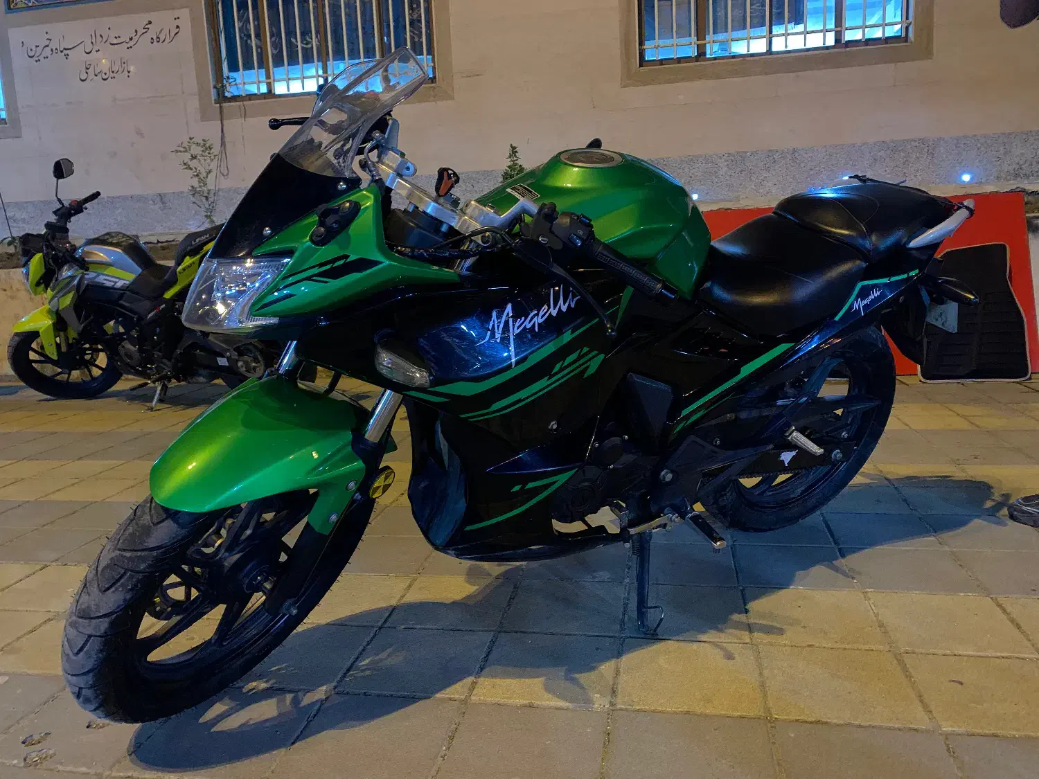 مگلی|موتورسیکلت|آستارا, |دیوار