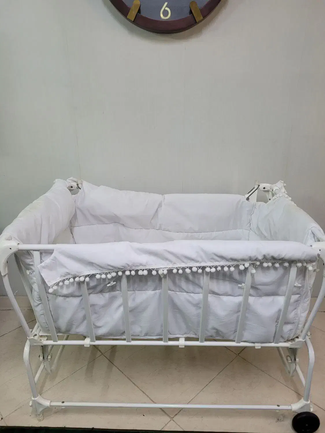 گهواره و تخت کنار مادر|تخت و صندلی بچه|رشت, کوی طالقانی|دیوار