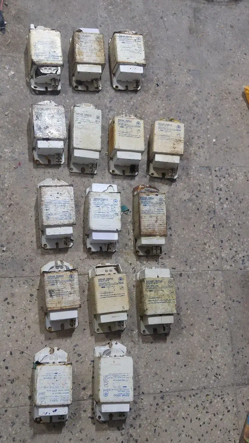 ۲۳۰عددلامپ ۹وات دست دوم و۱۵۰عدد لامپ ۹وات نو|لامپ و چراغ|لار, |دیوار