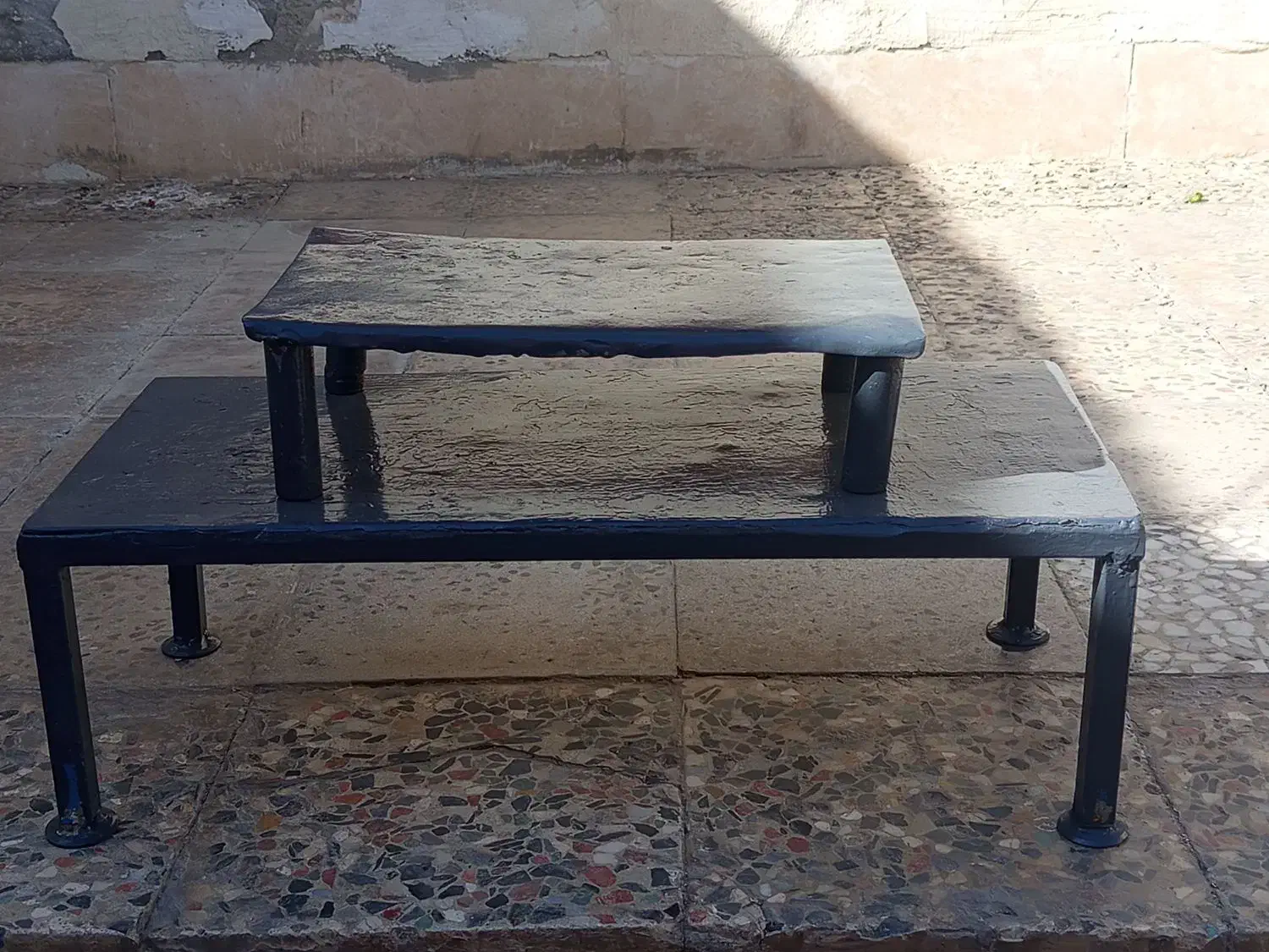 دوعدد‌میز‌اهنی|صندلی و نیمکت|خاش, |دیوار