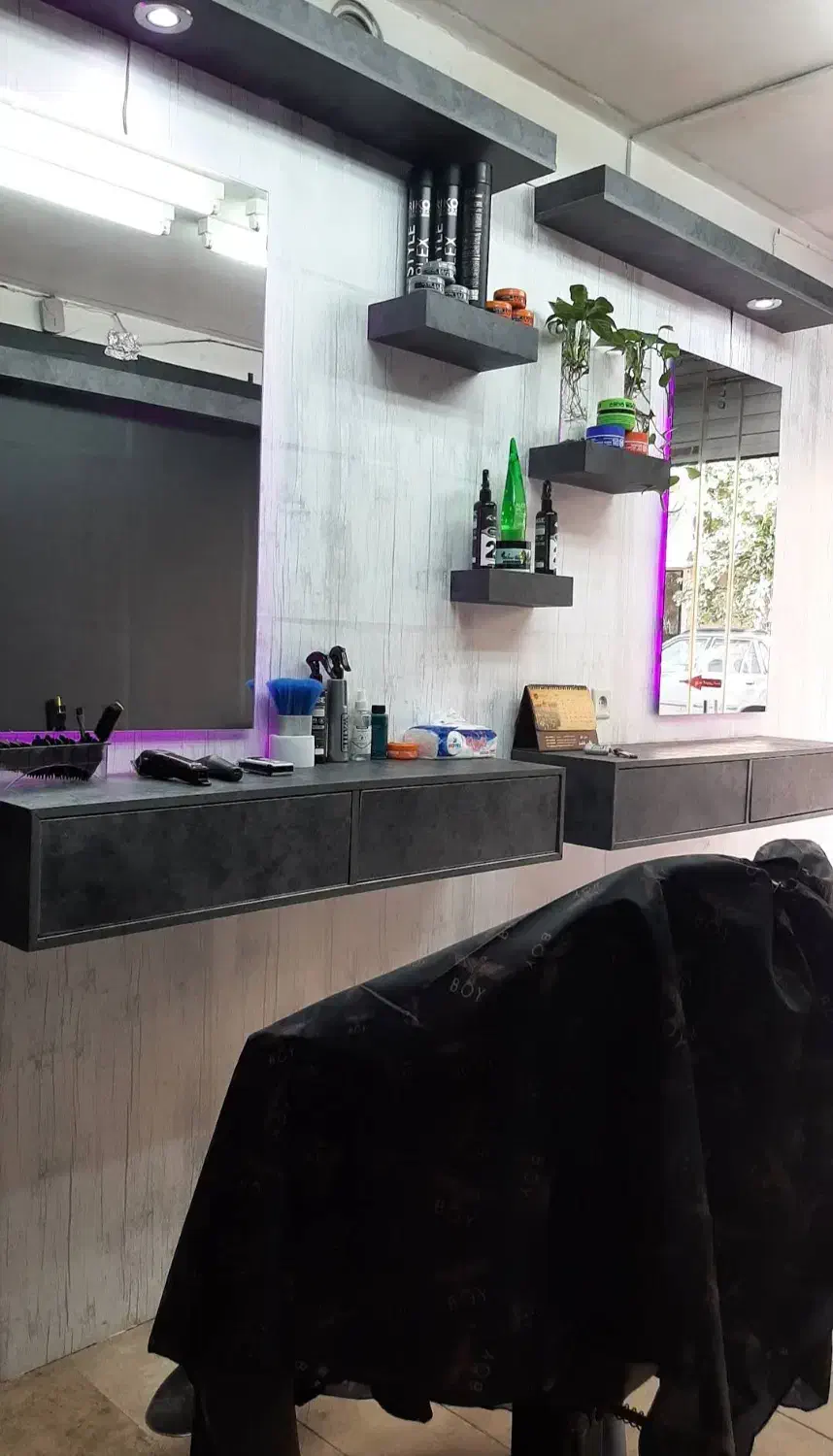 دکور کامل آرایشگاه و صندلی پدالی|آرایشگاه و سالنهای زیبایی|تهران, لویزان|دیوار