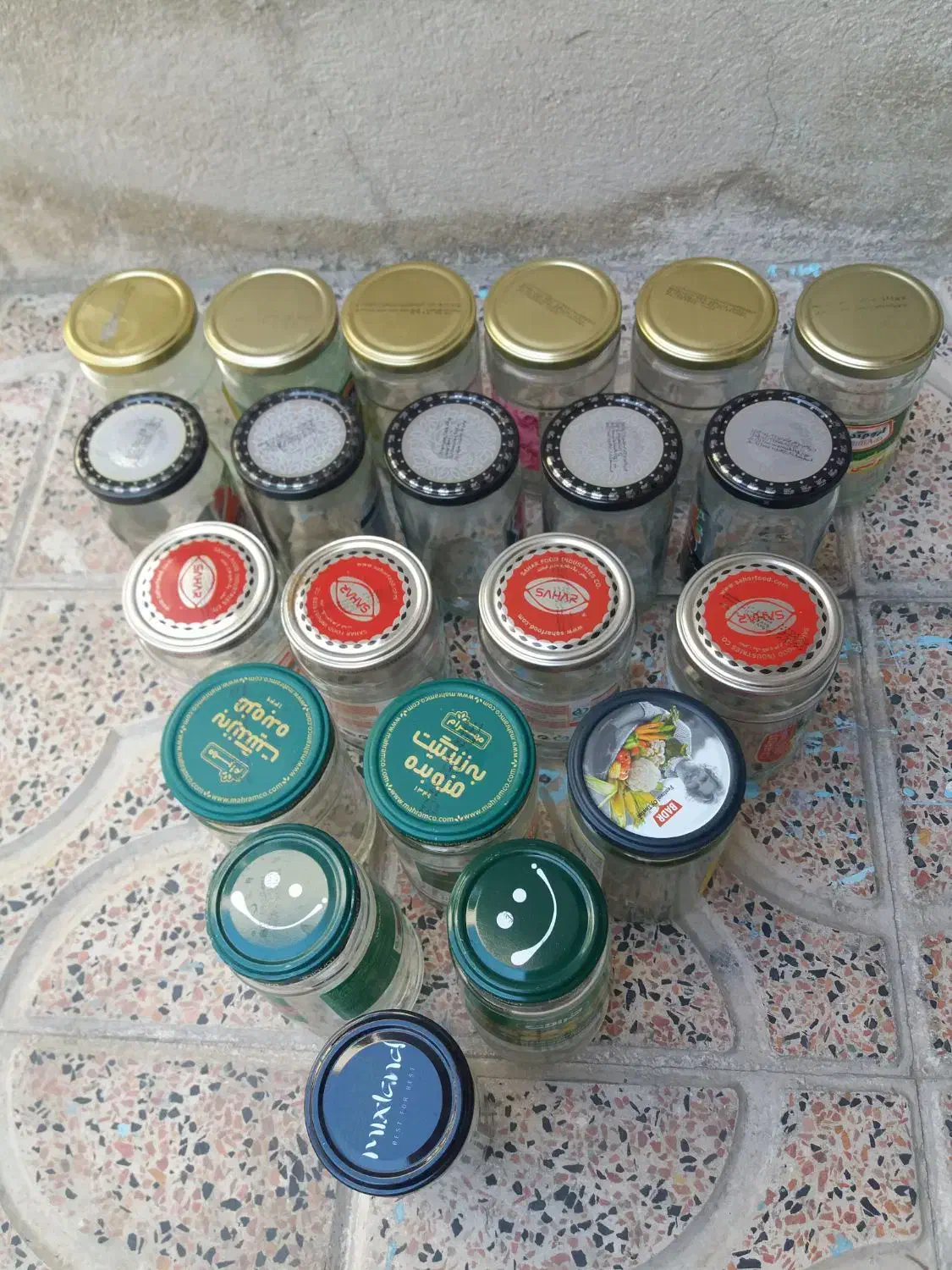 مقداری شیشه ترشی ومربا|ظروف نگهدارنده، پلاستیکی، یک‌بارمصرف|تبریز, |دیوار