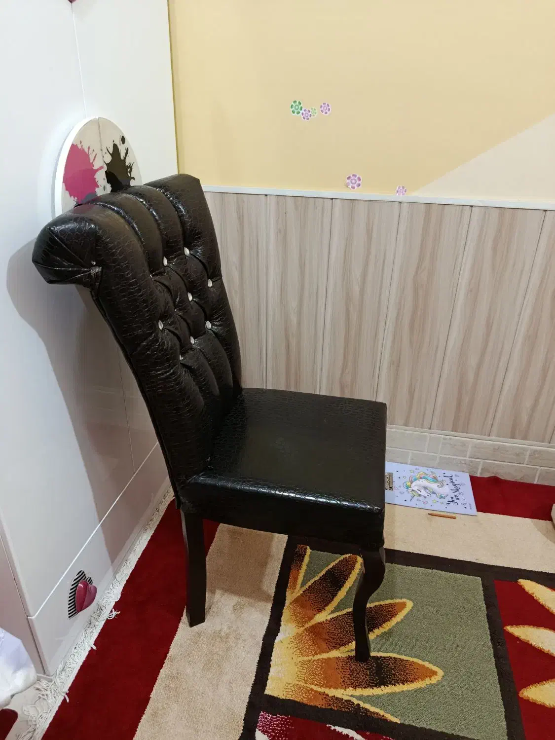 صندلی چوبی چرم سالم درحد نو|میز و صندلی غذاخوری|بندرعباس, |دیوار