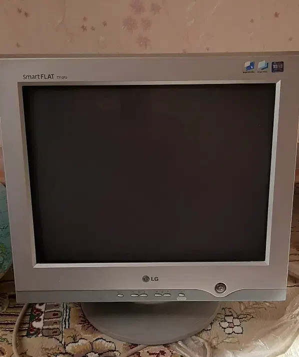 مانیتور ۲۱ اینچ مارک ال جی کم کارکرد|قطعات و لوازم جانبی رایانه|ساوه, |دیوار