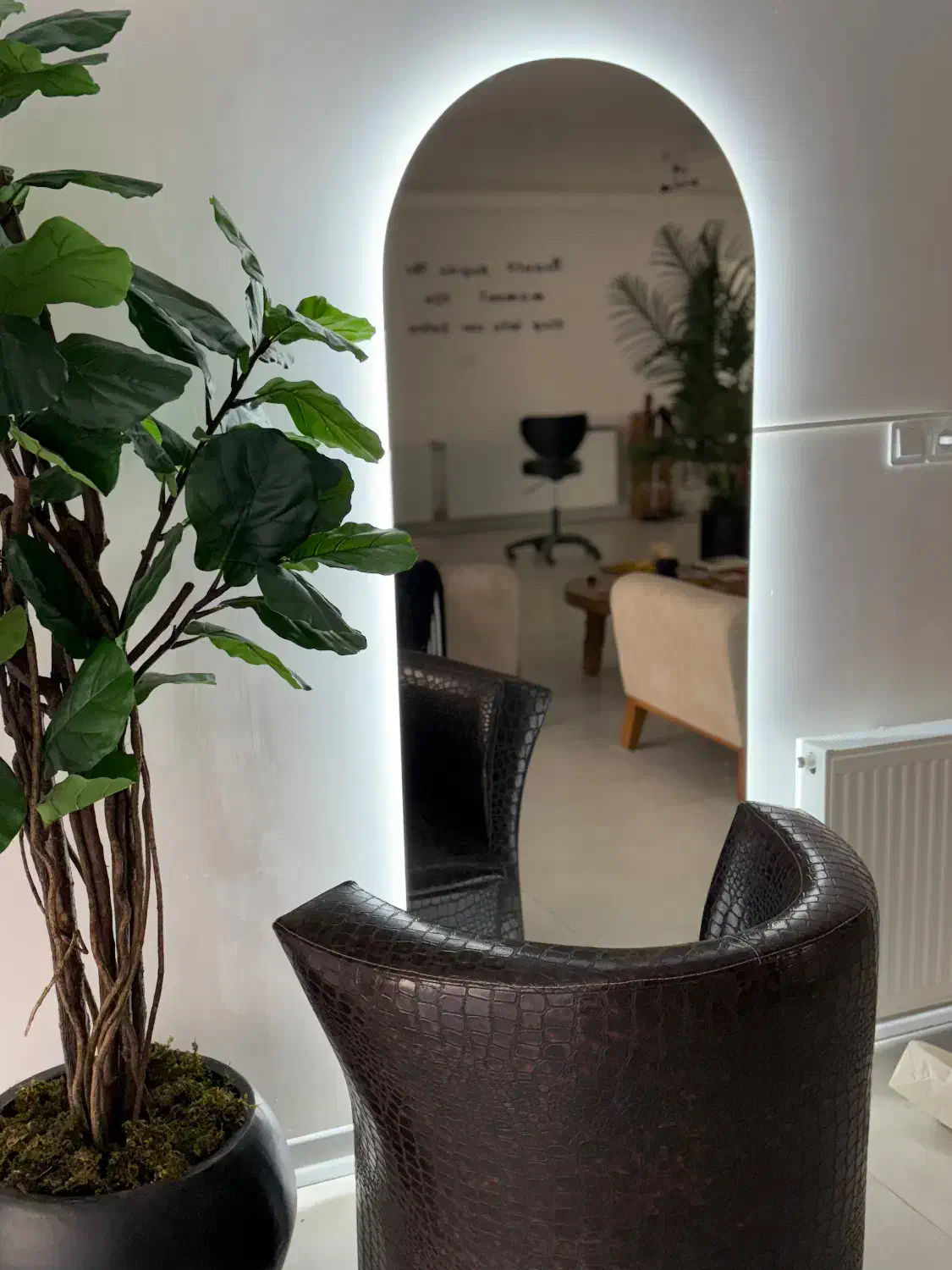 اطاق در سالن زیبایی|خدمات آرایشگری و زیبایی|شاهرود, |دیوار