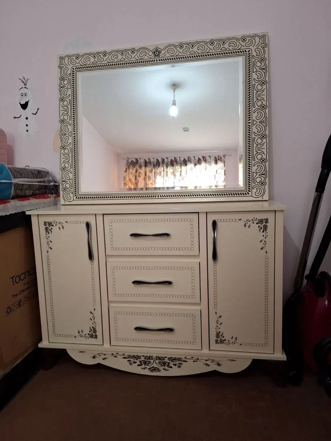 آینه و کمد و کنسول در حد|بوفه، ویترین، کنسول|فولادشهر, C3|دیوار