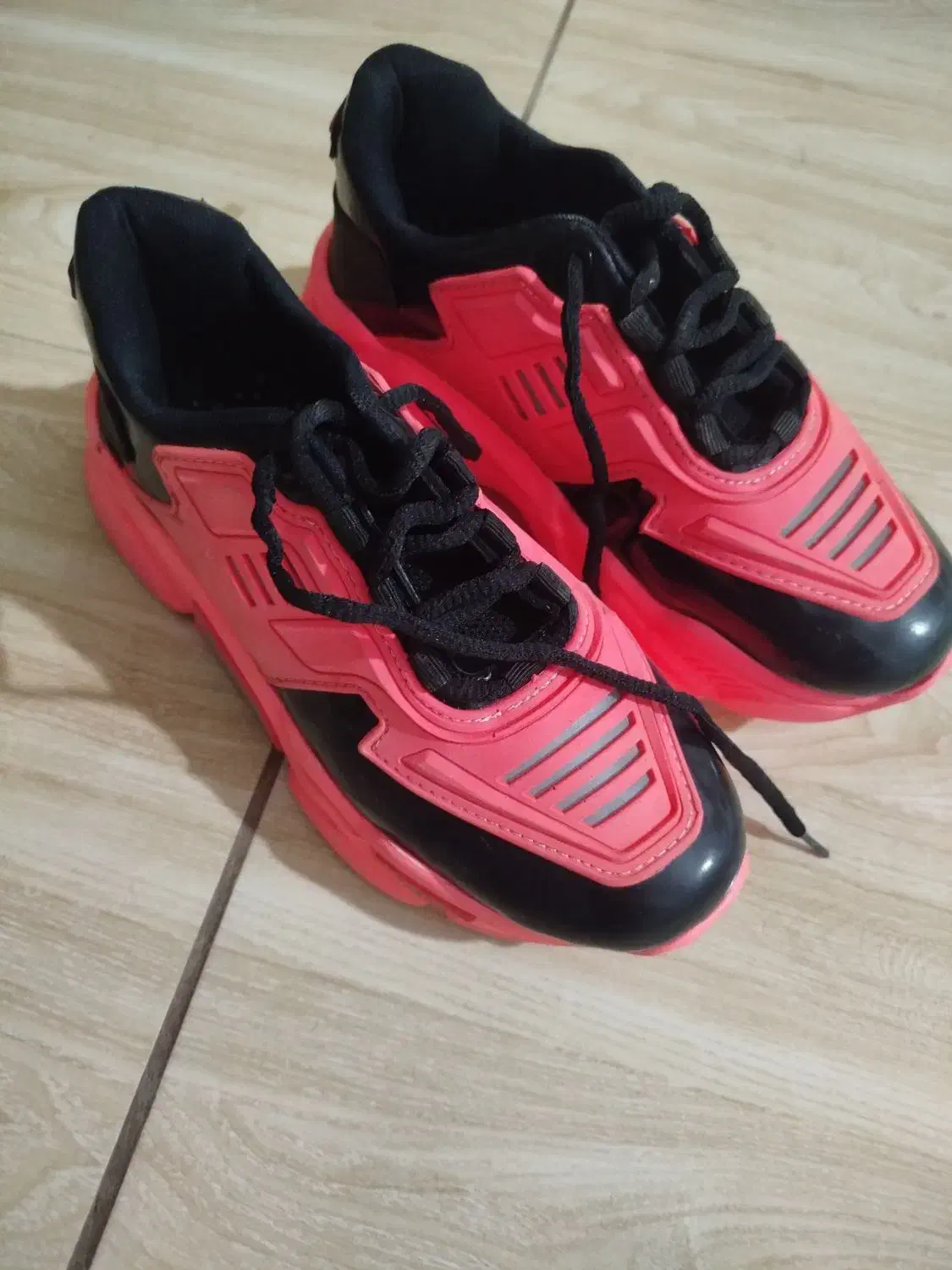 کتونی سالم درحد|کیف، کفش، کمربند|درگزین, |دیوار