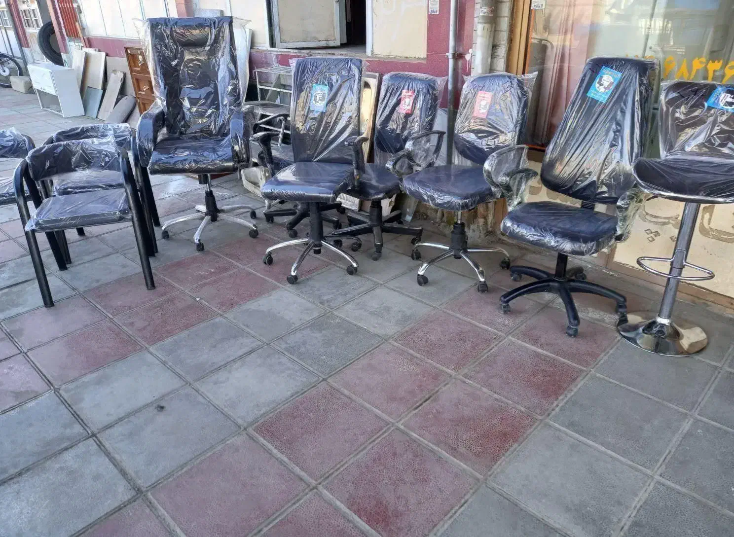 صندلی چرخی و میز|صندلی و نیمکت|سنقر, |دیوار