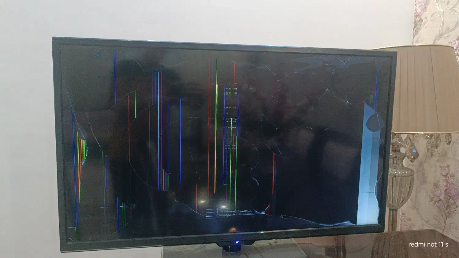 تلویزیون صنام شکسته|تلویزیون و پروژکتور|پردیس, فاز ۲|دیوار