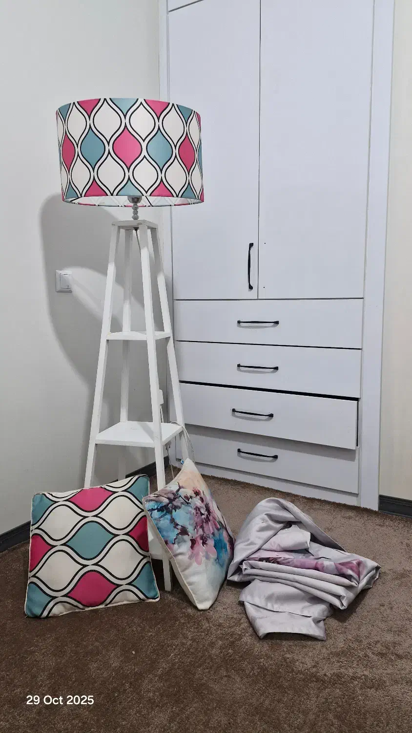 ست پرده و کوسن و آباژور با پایه|پرده، رانر، رومیزی|شاهین‌شهر, مخابرات (شهید بهشتی)|دیوار