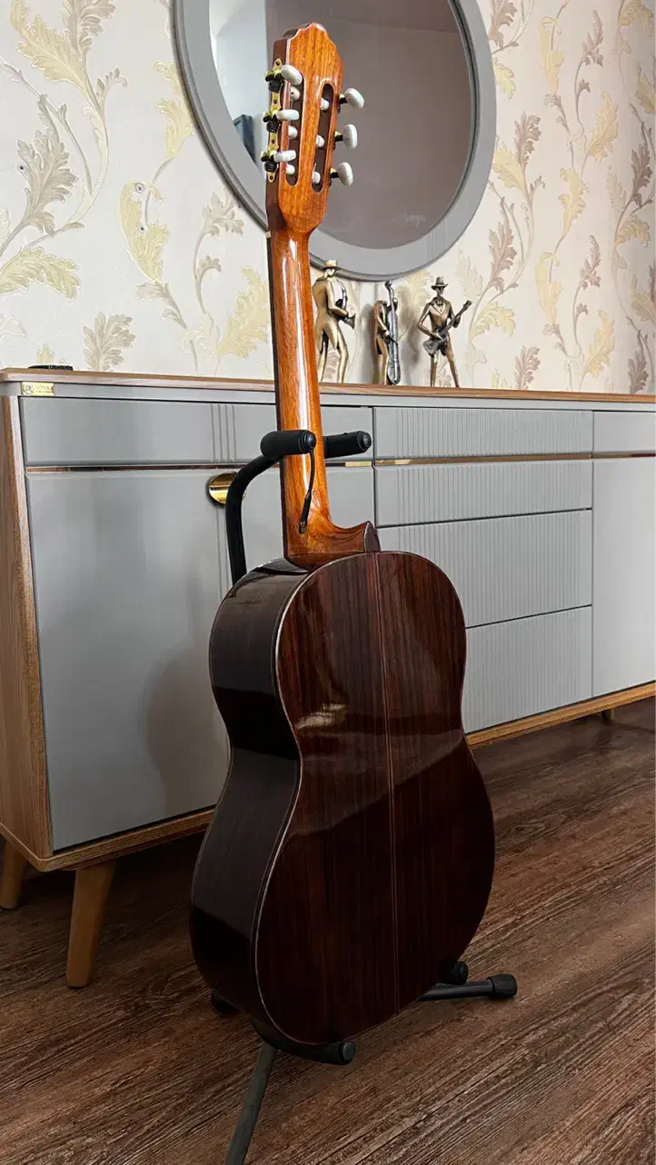 گیتار کمیاب قدیمی از شرکت یاماها عالی و خوش صدا|گیتار، بیس، امپلیفایر|ارومیه, |دیوار