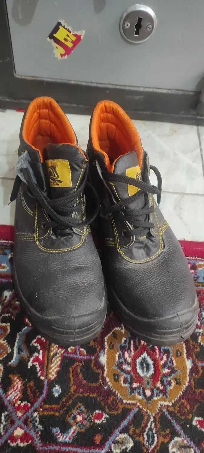 کفش ایمنی دو جفت سایز ۴۴|کیف، کفش، کمربند|اشنویه, |دیوار