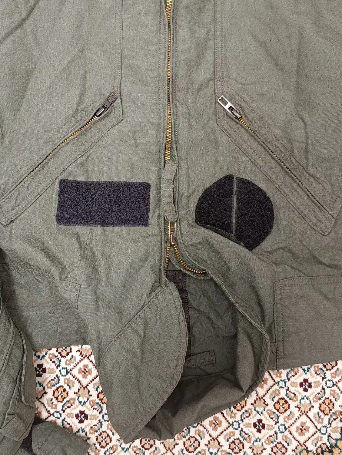 لباس خلبانی|لباس|مشهد, هفت تیر (نه دره)|دیوار