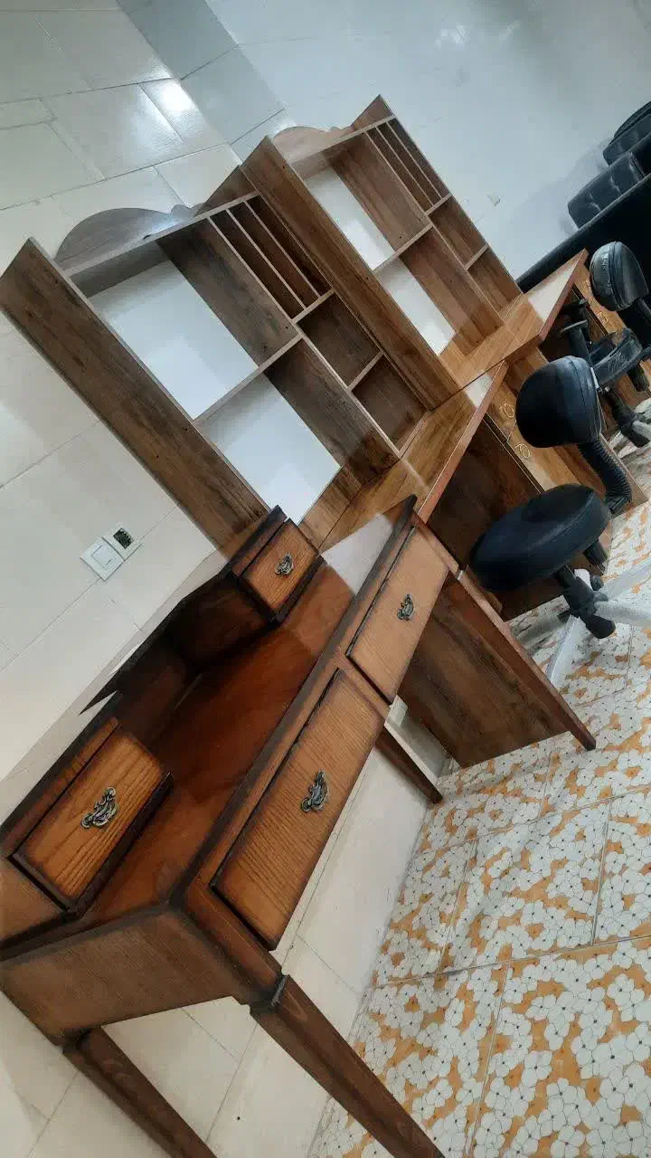 میز تحریر کتابخانه ای|کتابخانه، شلف، قفسههای دیواری|حمیدیا, |دیوار