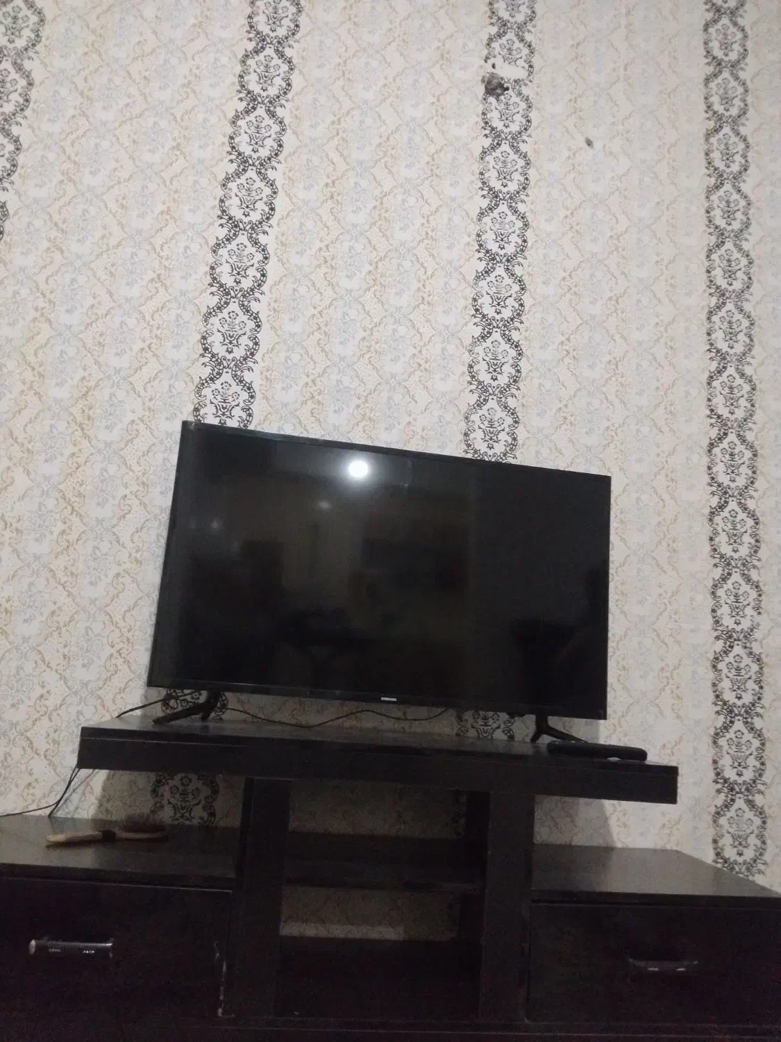 تلویزیون سامسونگ ۴۳ اینچ صفحه شکسته نصفه میاره|تلویزیون و پروژکتور|اردبیل, |دیوار