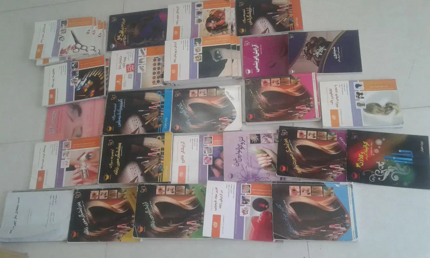 کتاب آموزشی آرایش وپیرایش مو وناخون فریمان نیم بها|کتاب و مجله آموزشی|فریمان, |دیوار