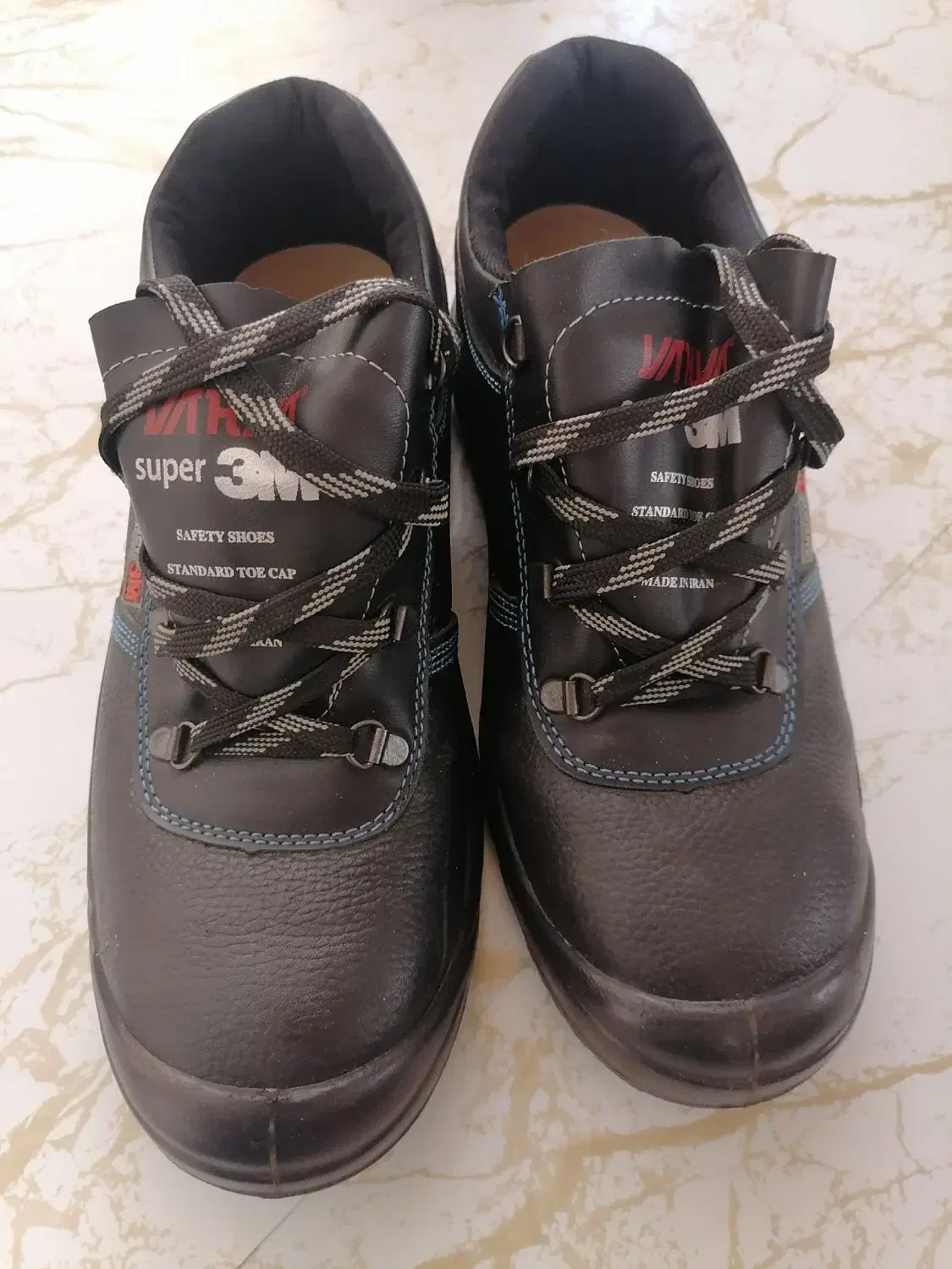 کفش کار|کیف، کفش، کمربند|شاهین‌شهر, خانه کارگر|دیوار