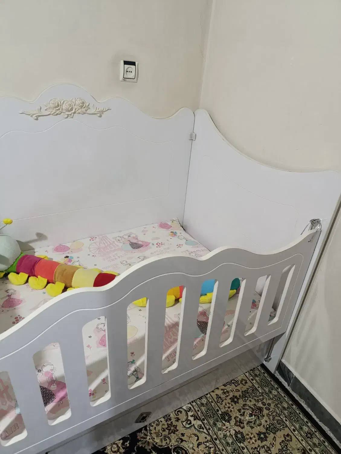 تخت نوزادی|تخت و صندلی بچه|ملایر, |دیوار