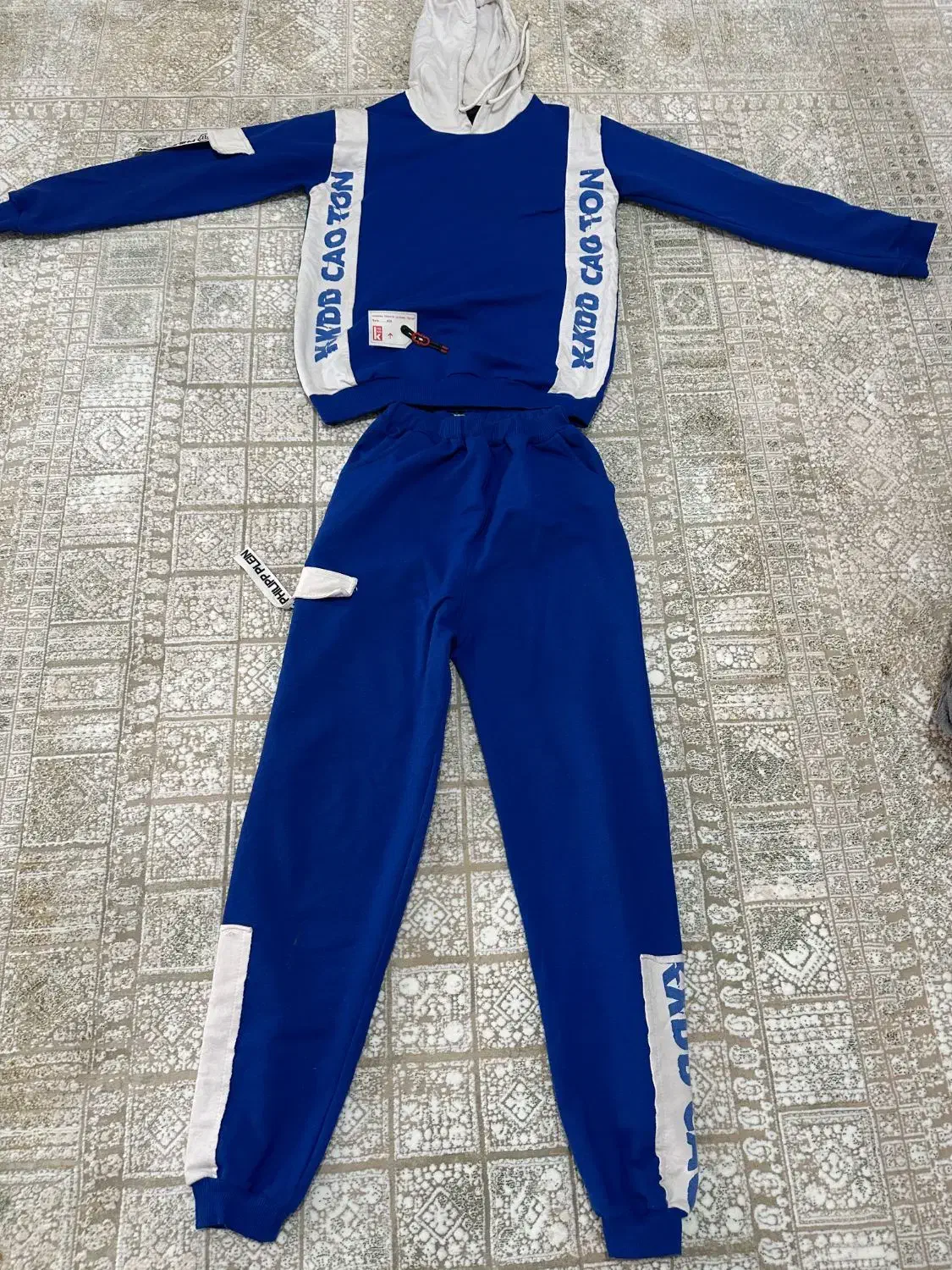 تعدادی هودی شلوار و کت و شلوار لی|لباس|هشتگرد, فشند|دیوار