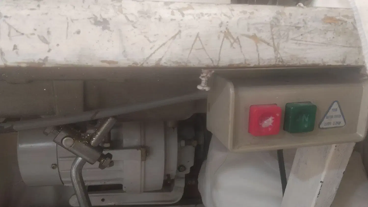 دوعدد چرخ صنعتی و یک عددسردوز سه نخ پروانه|چرخ خیاطی و ریسندگی|اسفراین, |دیوار