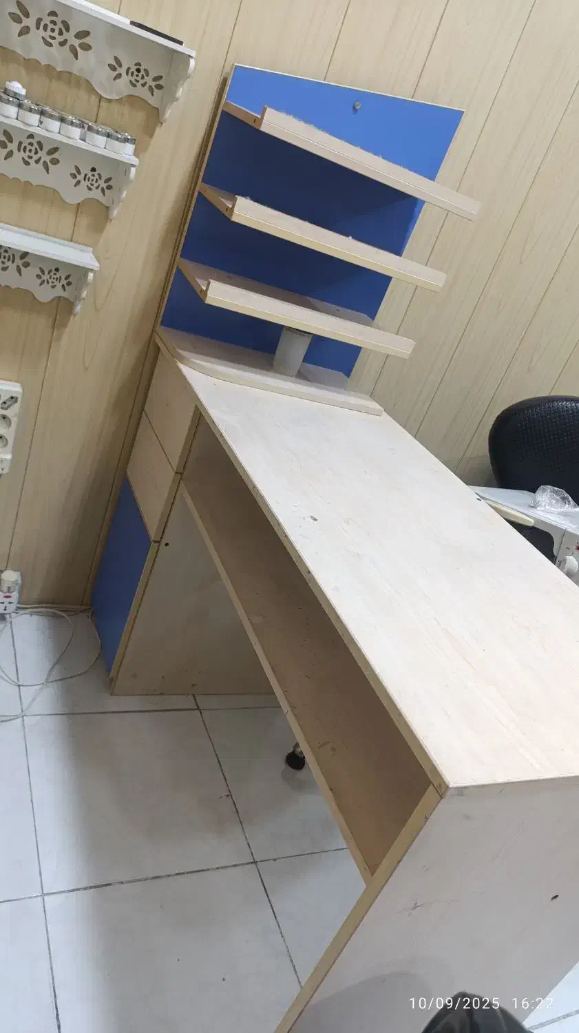 میز ناخن همراه استند لاک متصل|آرایشگاه و سالن‌های زیبایی|رباط‌کریم, رباط‌کریم|دیوار