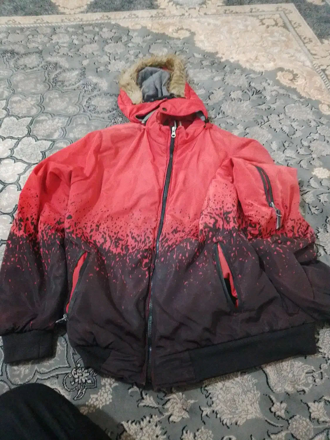 کاپشن|لباس|قم, شهر قائم|دیوار