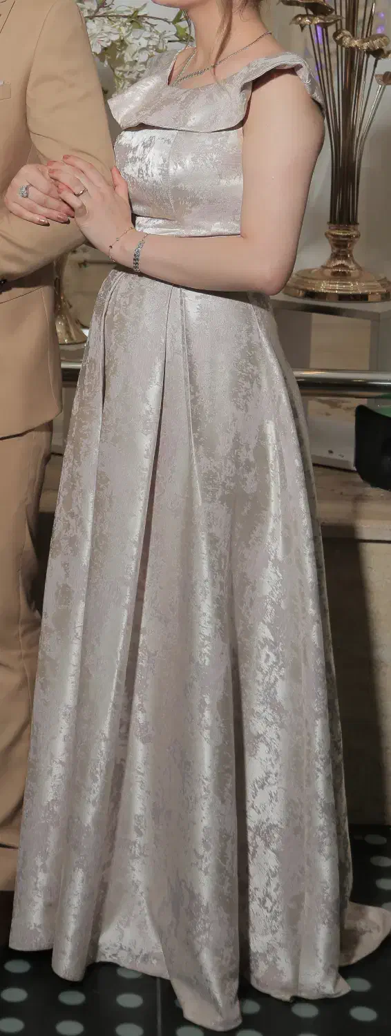 لباس مجلسی،پیراهن مجلسی|لباس|رشت, یخسازی|دیوار