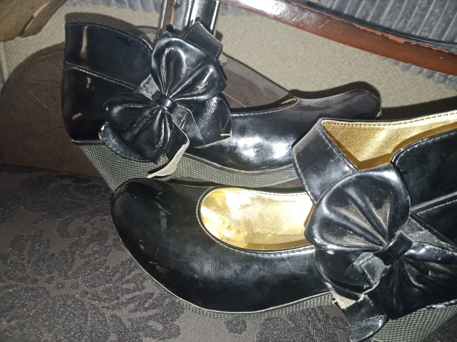 کفش|کیف، کفش، کمربند|نی‌ریز, |دیوار